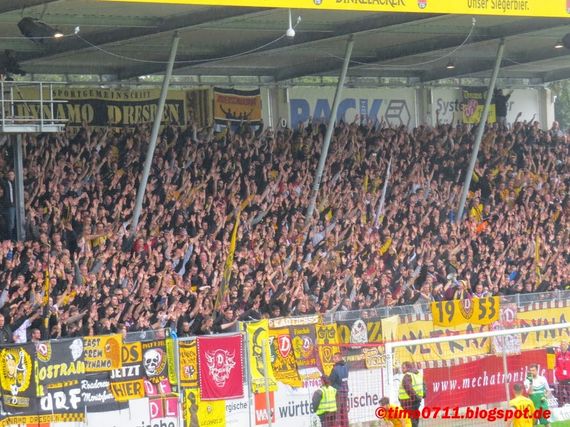 Dynamo-Fans beim Auswärtsspiel is Großaspach.<br />    <button type=