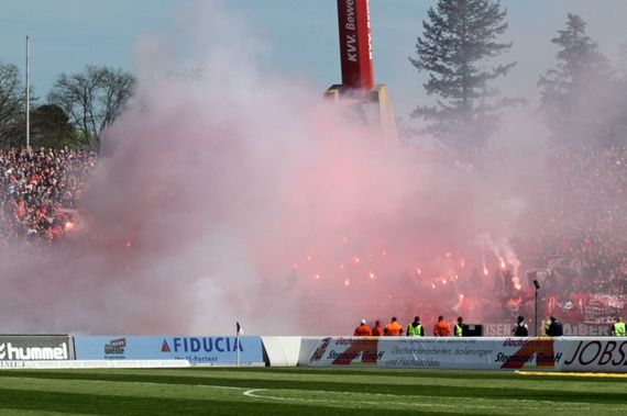 Lautern-Fans in Karlsruhe.<br />    <button type=