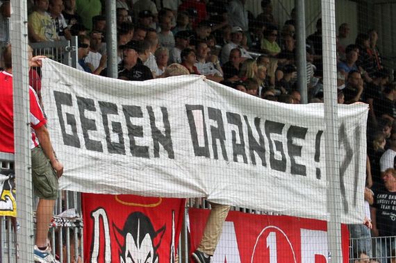 Proteste der FCK-Fans beim ersten Auswärtsspiel der aktuellen Saison in Sandhausen.<br />    <button type=