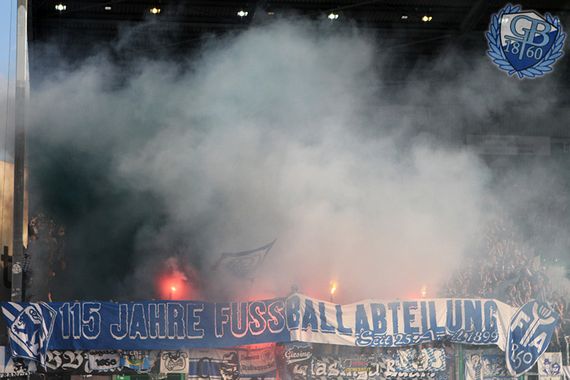 Die Pyroaktion der 1860 Fans beim Spiel in Fürth.<br />    <button type=