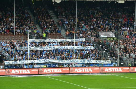 Solispruchband für den 1860-Vorsänger beim Spiel in Hamburg.<br />    <button type=