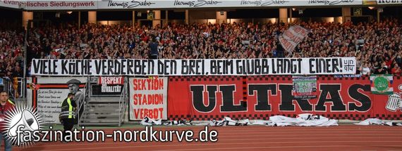 Plakat gegen FCN-Aufsichtsrat Günther Koch beim Spiel gegen Düsseldorf.<br />    <button type=