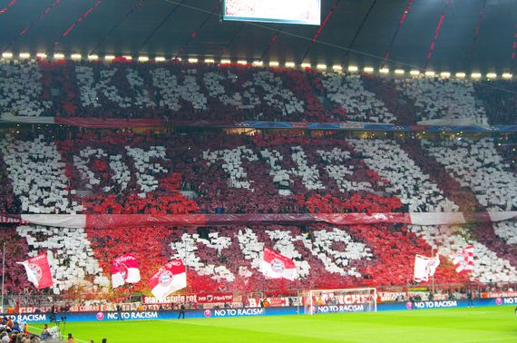 Choreografie vom Club Nr. 12 beim Spiel gegen Manchester United in der letzten Saison. Heute geht es gegen Manchester City.<br />    <button type=