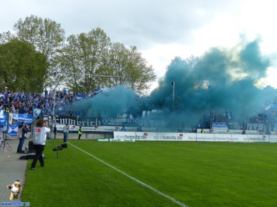 Eine der besagten Pyroaktionen der Bochumer-Fans in Frankfurt.<br />    <button type=