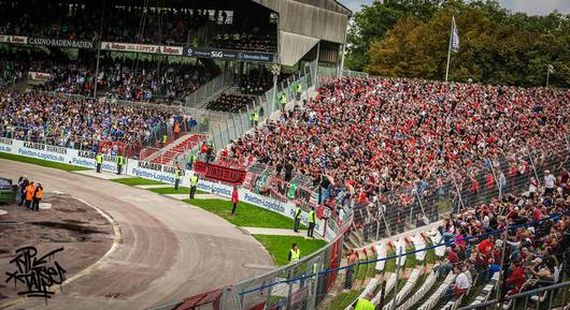 Die Club-Fans beim Spiel in Karlsruhe.<br />    <button type=