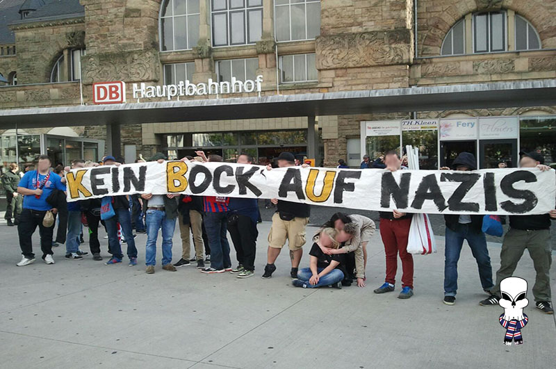 Da das Spruchband im Stadion nicht erlaubt war, präsentierten die Ultras Krefeld den Spruch vorm Bahnhof.<br />    <button type=