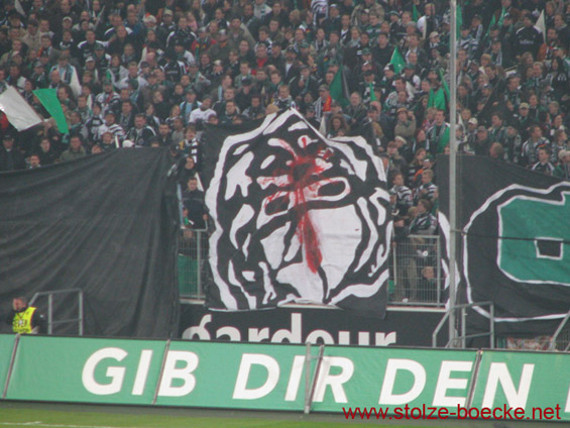 Wegen dieser Choreo kann das Fan-Projekt des 1. FC Köln die Kritik an der Derbychoreo nicht ganz verstehen.<br />    <button type=
