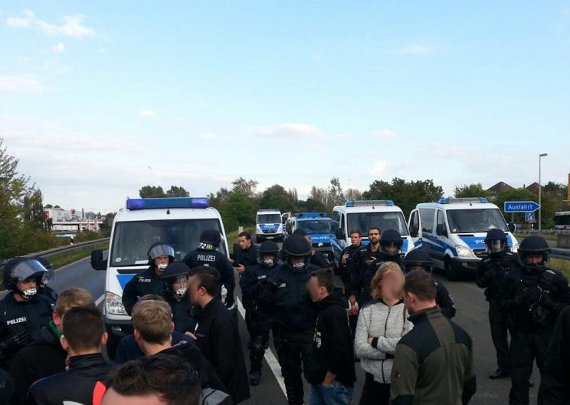 Hannover 96 Fans, die stundenlang von der Polizei festgehalten wurden und von dem Spiel nichts mehr sahen.