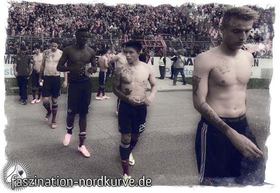 Nach der Niederlage beim KSC gaben die FCN Spieler ihre Trikots ab.<br />    <button type=
