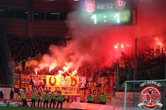 Dynamo Fans in Halle. <br />    <button type=
