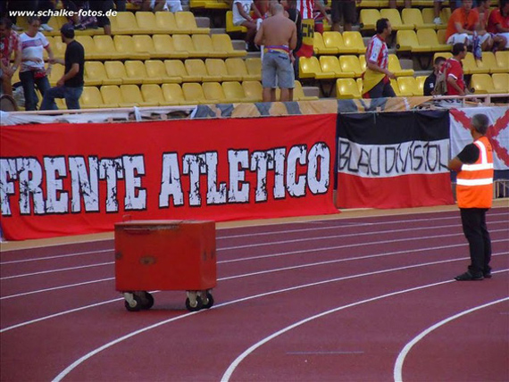 Eine Fahne dieser Gruppe von Atletico Madrid wurde gestern im Gästeblock in Bochum gezeigt. Die Gruppe pflegt eine Freundschaft zu den Bushwhackers Düsseldorf.<br />    <button type=