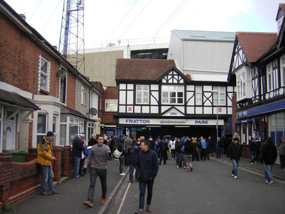 Mehr kann ein Stadion nicht an ein Wohngebiet angrenzen. Der FC Portsmouth spielt nach wie vor im Fratton Park.<br />Bild: Stephan Hoogerwaard“><figcaption>Mehr kann ein Stadion nicht an ein Wohngebiet angrenzen. Der FC Portsmouth spielt nach wie vor im Fratton Park.<br />Bild: Stephan Hoogerwaard</figcaption></figure>
            </div>

                    </article>

                <section class=