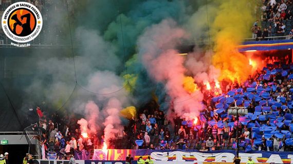 Djurgardens IF Fans beim Derby gegen AIK.<br />Bild: Unterwegs in Sachen Fußball“><figcaption>Djurgardens IF Fans beim Derby gegen AIK.<br />Bild: Unterwegs in Sachen Fußball</figcaption></figure>
<figure><img decoding=