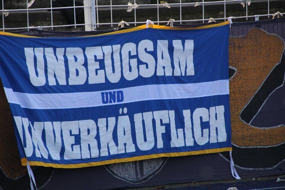 Nach dem Investoreneinstieg trat die Gruppe in einen Stimmungsverzicht. Die Fahne zeigt das Motto der Gruppe seit Beginn des Verzichts.<br />    <button type=