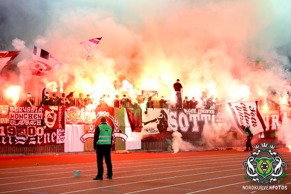 Pyroaktion der Gladbacher-Fans im Stadion. Alle Bilder des Spiels gibt es oben in der Galerie.<br />    <button type=