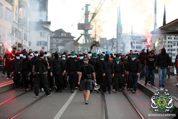 Vermummte Gladbach-Fans beim Marsch zum Stadion. Alle Bilder des Spiels gibt es oben in der Galerie.<br />    <button type=