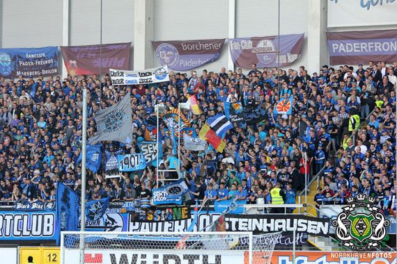 Die Zaunfahnen die an der Hinterwand der Tribüne angebracht sind wurden geklaut.<br />Bild: Nordkurvenfotos.de”><figcaption>Die Zaunfahnen die an der Hinterwand der Tribüne angebracht sind wurden geklaut.<br />Bild: Nordkurvenfotos.de</figcaption></figure>
<figure><img decoding=