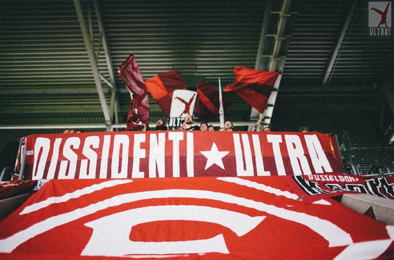 Die Ultràgruppe Dissidenti wurde wegen ihrer antirassistischen Ausrichtung schon häufiger von Fans des gleichen Vereins angegriffen.<br />    <button type=