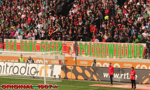 Spruchband der Augsburger Fanszene nach dem Polizeieinsatz in Mainz.<br />    <button type=