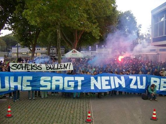 Public Viewing in Karlsruhe: Die KSC-Fans schauten das Spiel gegen RB Leipzig am Vereinsheim.<br />    <button type=
