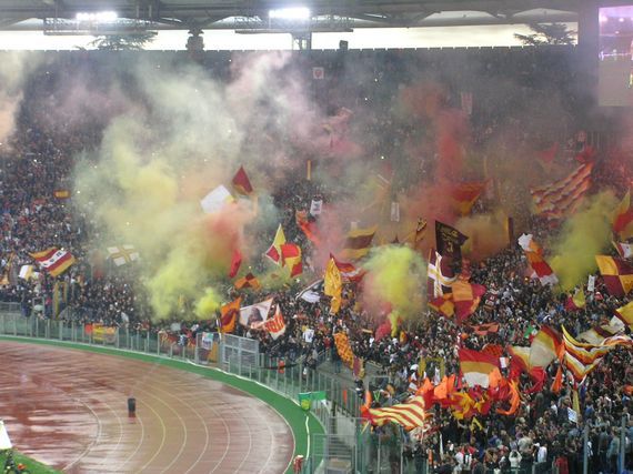 Die Heimat des Täters: Die Curva Sud im Olympiastadion in Rom.<br />Bild: Christian Mack“><figcaption>Die Heimat des Täters: Die Curva Sud im Olympiastadion in Rom.<br />Bild: Christian Mack</figcaption></figure>
            </div>

                    </article>

                <section class=