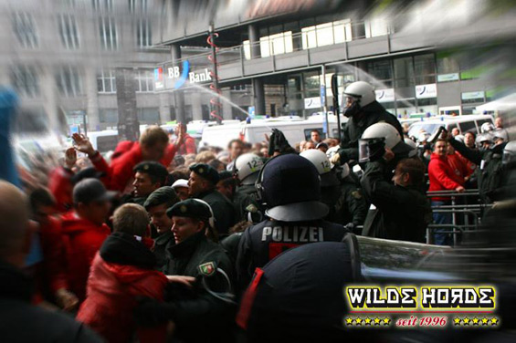 Durch Pfefferspray der Polizei wurden 168 Personen verletzt, durch Pyrotechnik 164.<br />    <button type=