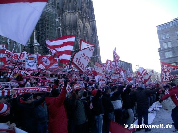 Dominik Roeseler, Fan von Borussia Mönchengladbach und Politiker der rechten Partei Pro NRW, hat für Hooligans gegen Salafisten eine Demo vor dem Kölner Dom angemeldet. 2012 demonstrierte hier noch die Kölner Fanszene.<br />    <button type=