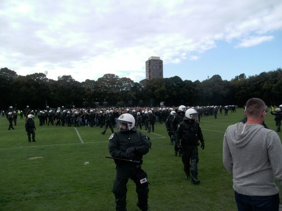 Polizeieinsatz beim letzten Derby zwischen dem 1. FC Köln und Borussia Mönchengladbach.<br />    <button type=
