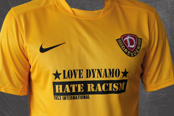 Mit diesem Trikot wird Dynamo gegen Fortuna Köln auflaufen<br />    <button type=