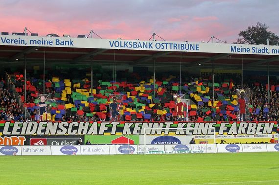 Antidiskriminierungs Choreografie im Rahmen der FareActionweek von den Heidenheim-Fans.<br />    <button type=