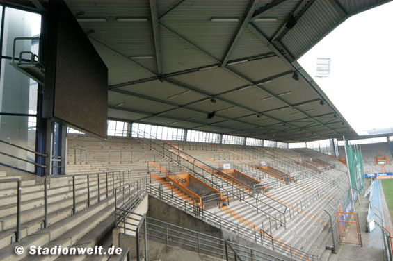 Vor der Ostkurve soll eine Leinwand aufgebaut werden, wenn alles klappt.<br />    <button type=