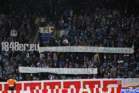 Proteste der VfL-Fans für den Erhalt der Frauenmannschaft beim Spiel am Wochenende gegen Darmstadt<br />    <button type=