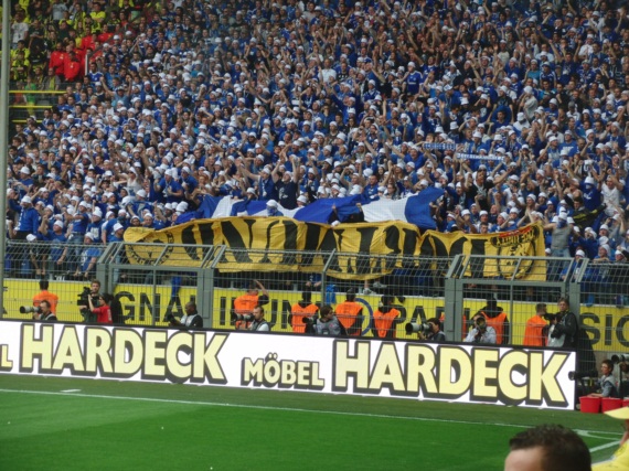 Schalke-Fans beim besagten Derby in Dortmund.<br />    <button type=