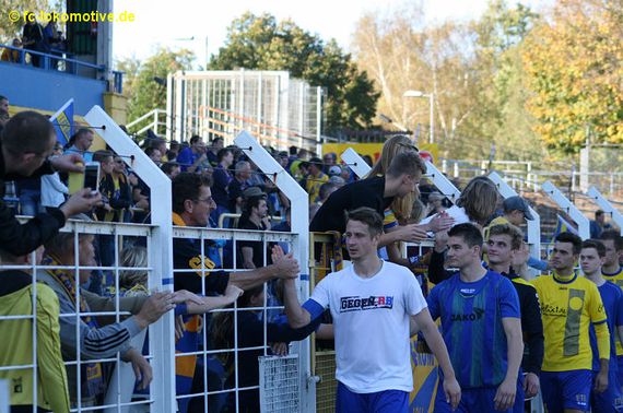 Nach dem Spiel zog Markus Krug sein Trikot aus und das Gegen RB Shirt kam zum Vorschein.<br />Bild: fc-lokomotive.de”><figcaption>Nach dem Spiel zog Markus Krug sein Trikot aus und das Gegen RB Shirt kam zum Vorschein.<br />Bild: fc-lokomotive.de</figcaption></figure>
<figure><img decoding=