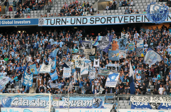 Der Stimmungsblock füllt sich beim Spiel gegen Braunschweig erst beim Anpfiff.<br />    <button type=