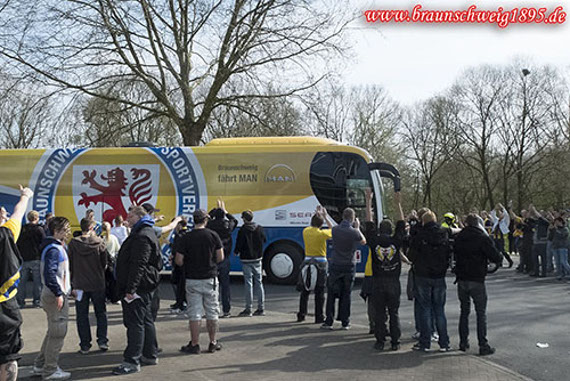 Anders als der Mannschaftsbus, schaffte es ein Fanbus nicht pünktlich zur Allianz Arena.<br />    <button type=