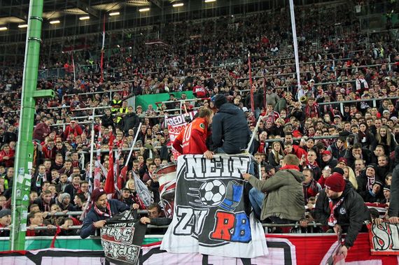Proteste der FCK-Fans gegen RB Leipzig.<br />    <button type=