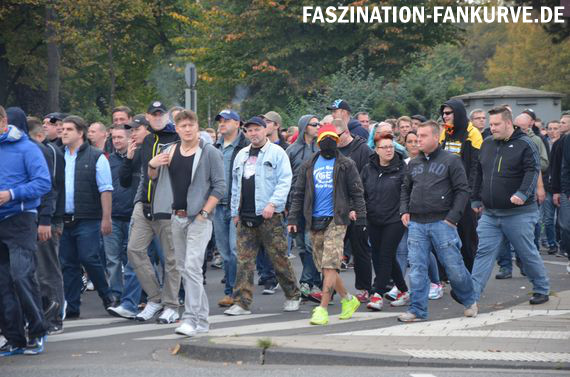 Ein Schalke Fan auf der HoGeSa Demo in Köln.<br />    <button type=