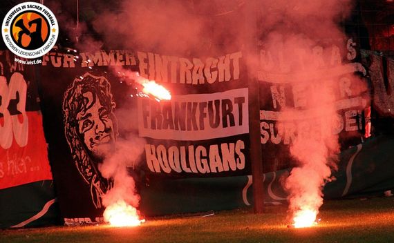 Fans von Eintracht Frankfurt machten der Polizei Kassel große Sorgen (Symbolbild).<br />    <button type=