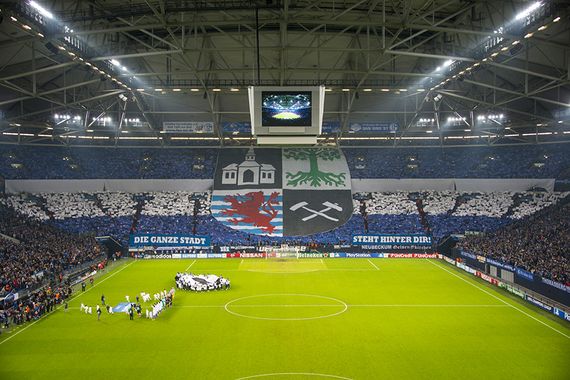 Choreografie der Ultras Gelsenkirchen beim Spiel gegen Sporting (21.10.2014). Bild: Ultras-Ge.de<br />    <button type=
