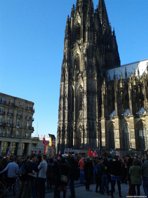 Gestrige Demo gegen HoGeSa vor dem Kölner Dom.<br />    <button type=