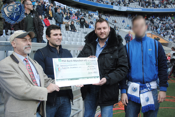 Übergabe des Spendenschecks beim Spiel gegen Braunschweig<br />    <button type=