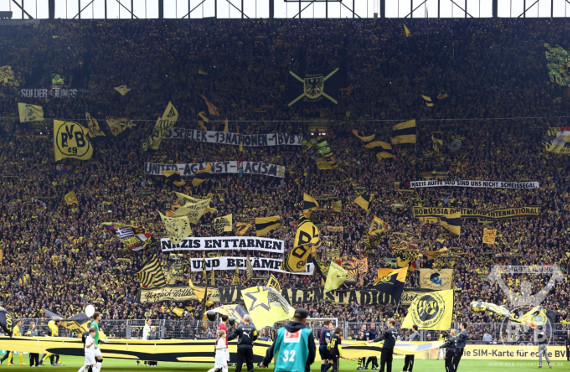 Ballspiel.vereint zeigte anlässlich der FARE-Aktionswochen zuletzt bei den BVB-Spielen gegen Köln und Hannover große Aktionen gegen Rassismus.<br />    <button type=