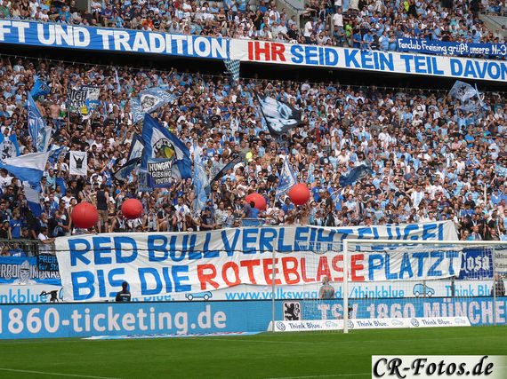 Proteste der Löwenfans beim Hinspiel. Alle Bilder gibt es oben in der Galerie.<br />    <button type=