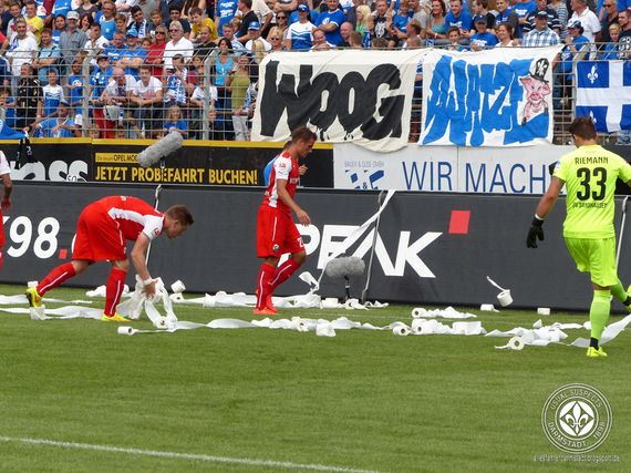 Die Spieler räumten die Klorollen mit weg.<br />    <button type=