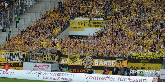 Diese und andere Zaunfahnen der Karlsbande sind im Stadion in Aachen wieder verboten.<br />    <button type=
