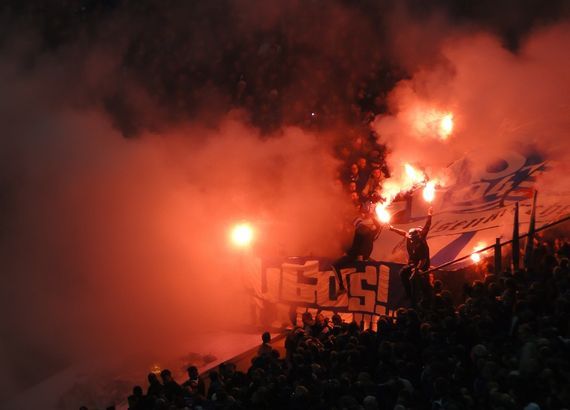 Pyroaktion der Hugos beim Spiel gegen Eintracht Frankfurt.<br />    <button type=
