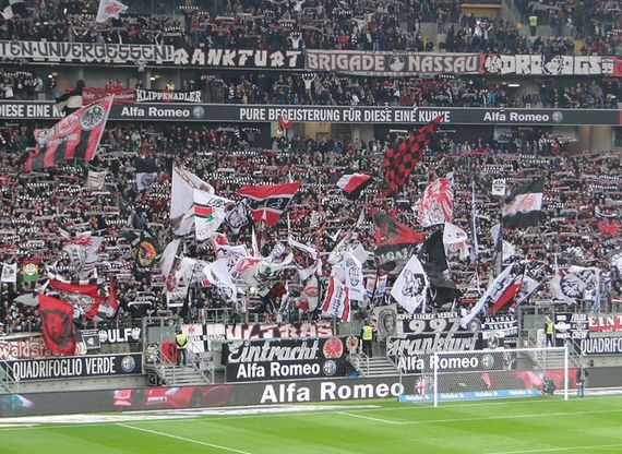 Bei den beiden letzten Eintracht-Heimspielen wurde an der Straßenbahnlinie gebaut. Die Eintracht-Fans schafften es trotzdem ins Stadion.<br />    <button type=