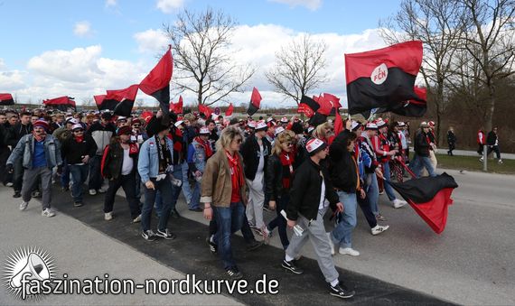 Nürnberger-Fans im April 2013 auf dem Weg zum Derby.<br />    <button type=
