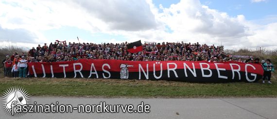 Nürnberger-Fans im April 2013 auf dem Weg zum Derby.<br />    <button type=